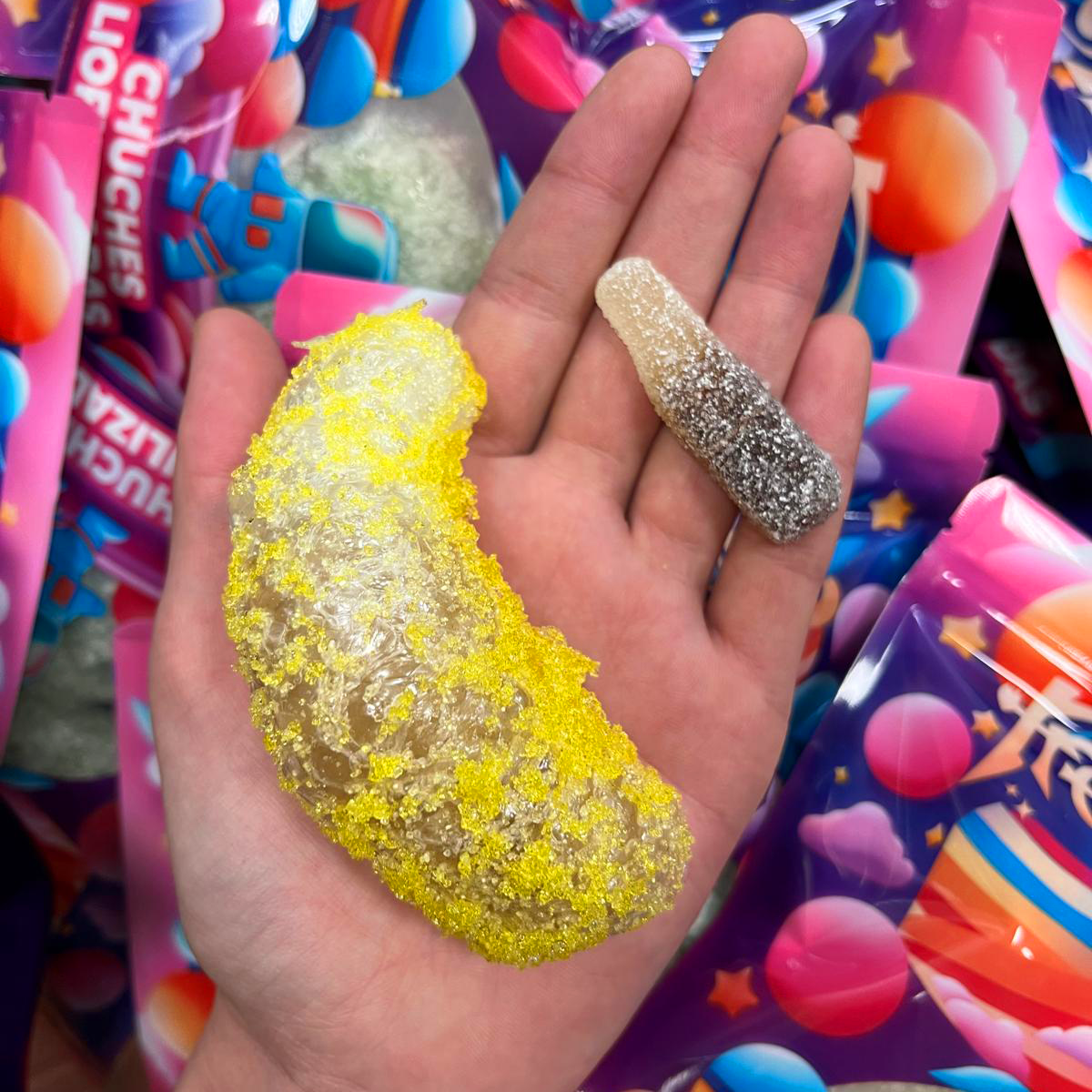 Colas de limón Xtreme de Frezzyks en una mano junto a su tamaño original