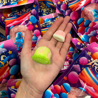 Besitos de manzana Xtreme de Frezzyks en una mano junto a su tamaño original
