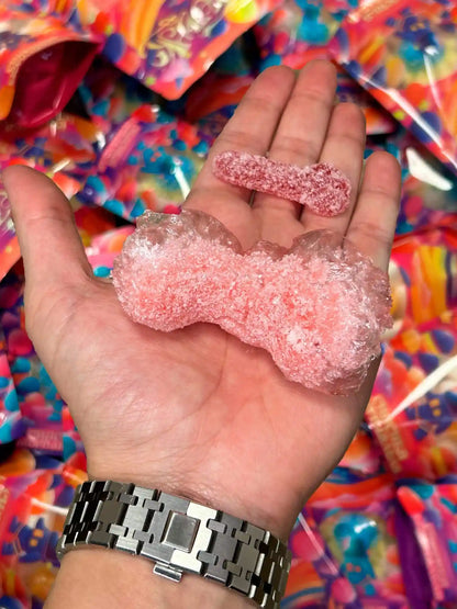 Llaves ácidas liofilizadas de Frezzyks en una mano junto a su tamaño original