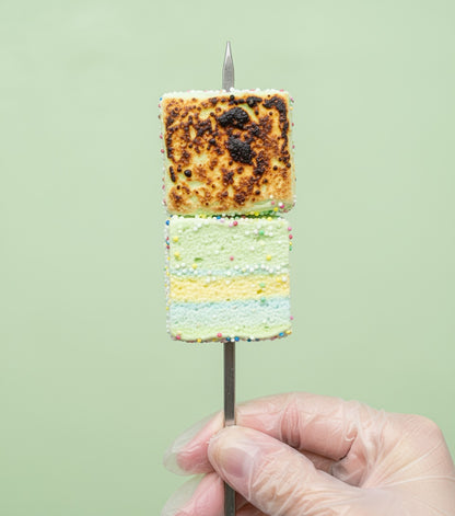 Marshys de algodón de Frezzyks tostadas en un pincho