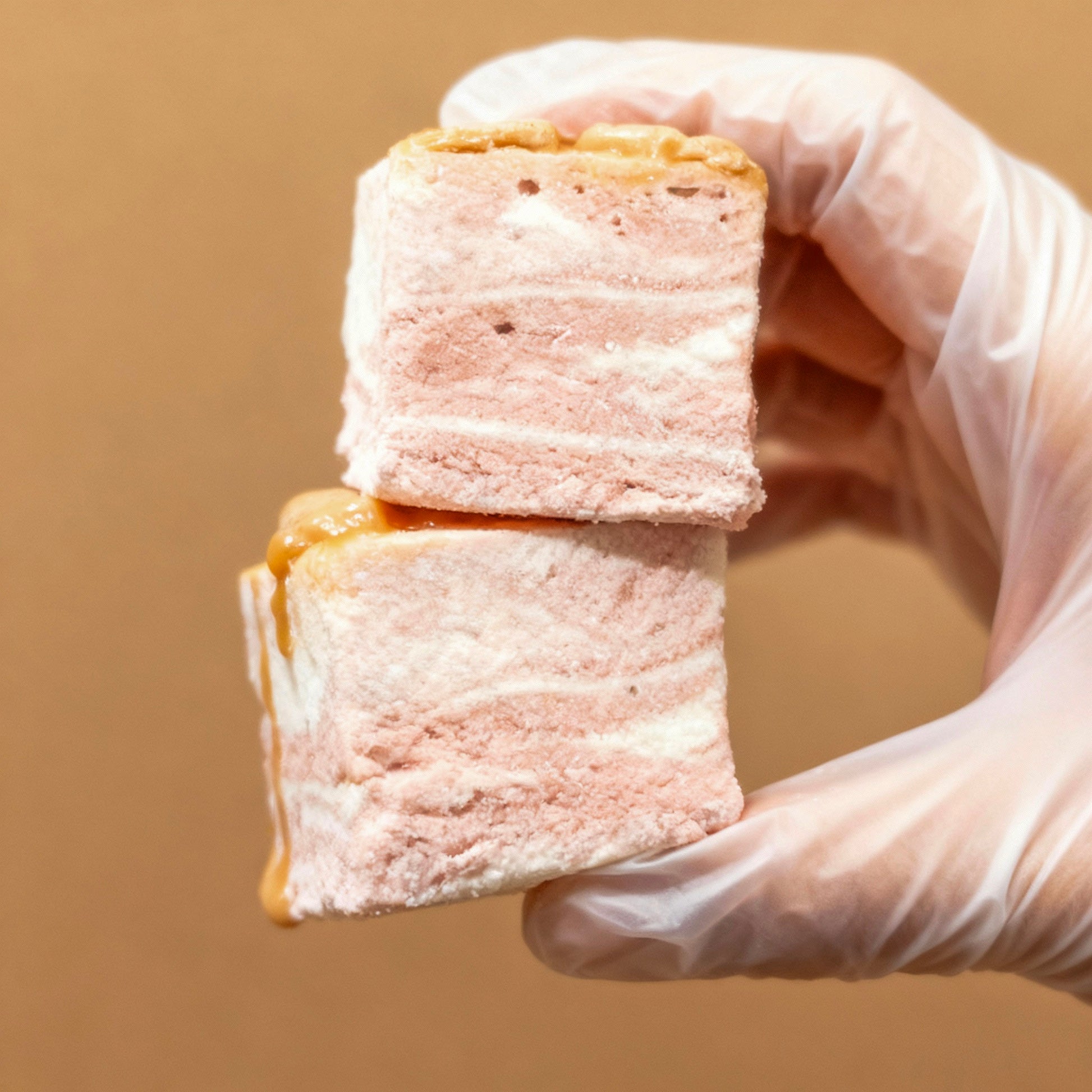 Marshys de caramelo salado de Frezzyks en una mano