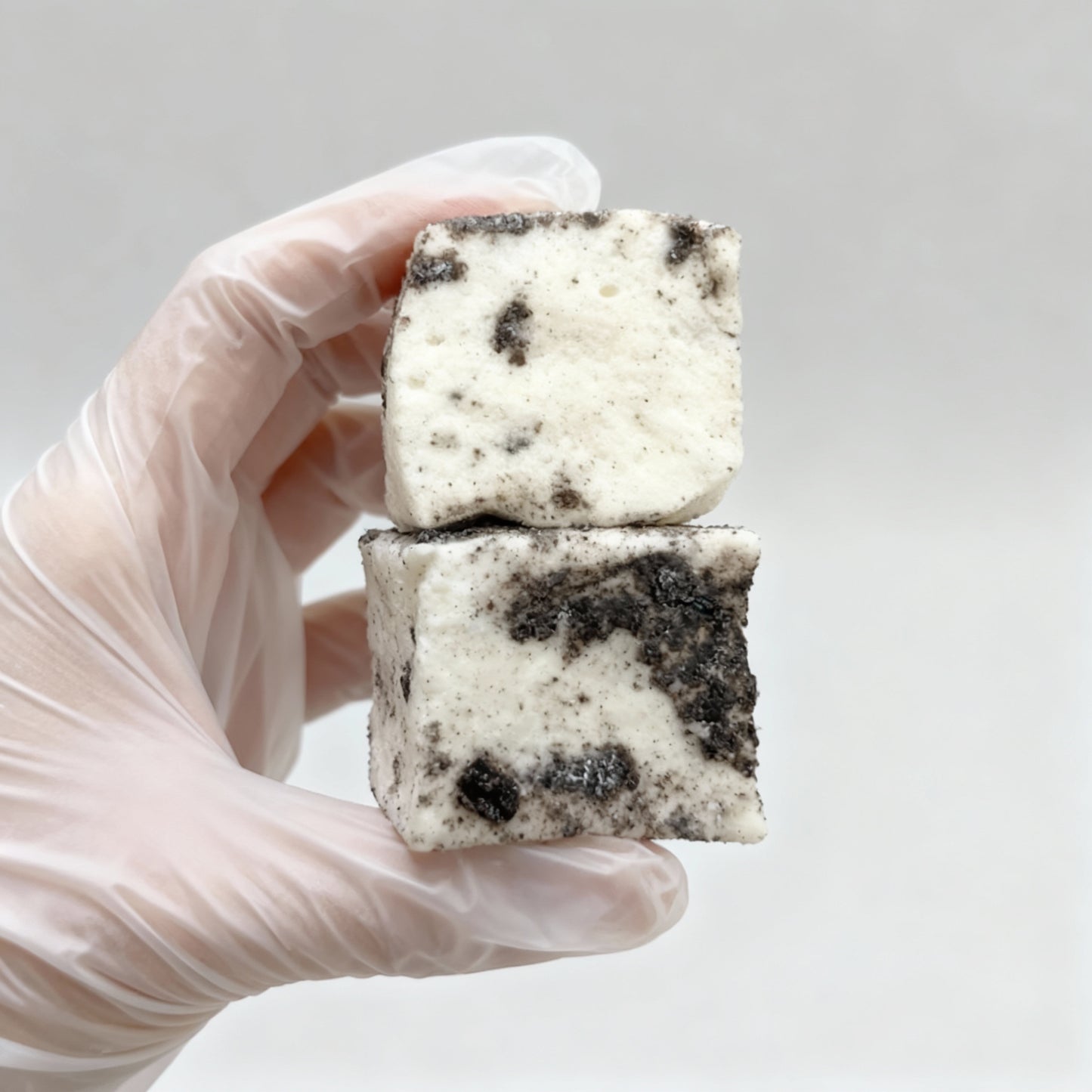 Marshys de Oreo de Frezzyks en una mano