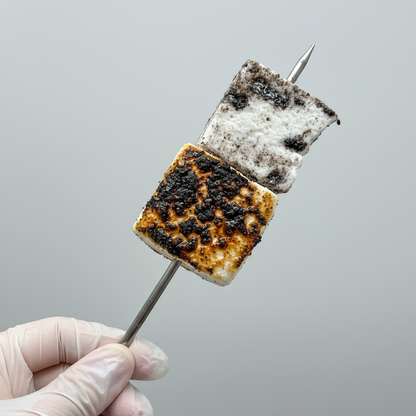 Marshys de Oreo de Frezzyks tostadas en un pincho