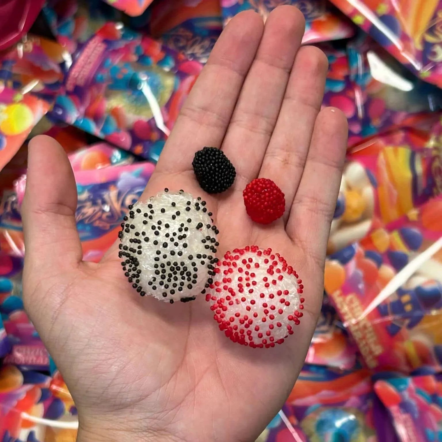 Moras liofilizadas de Frezzyks en una mano junto a su tamaño original