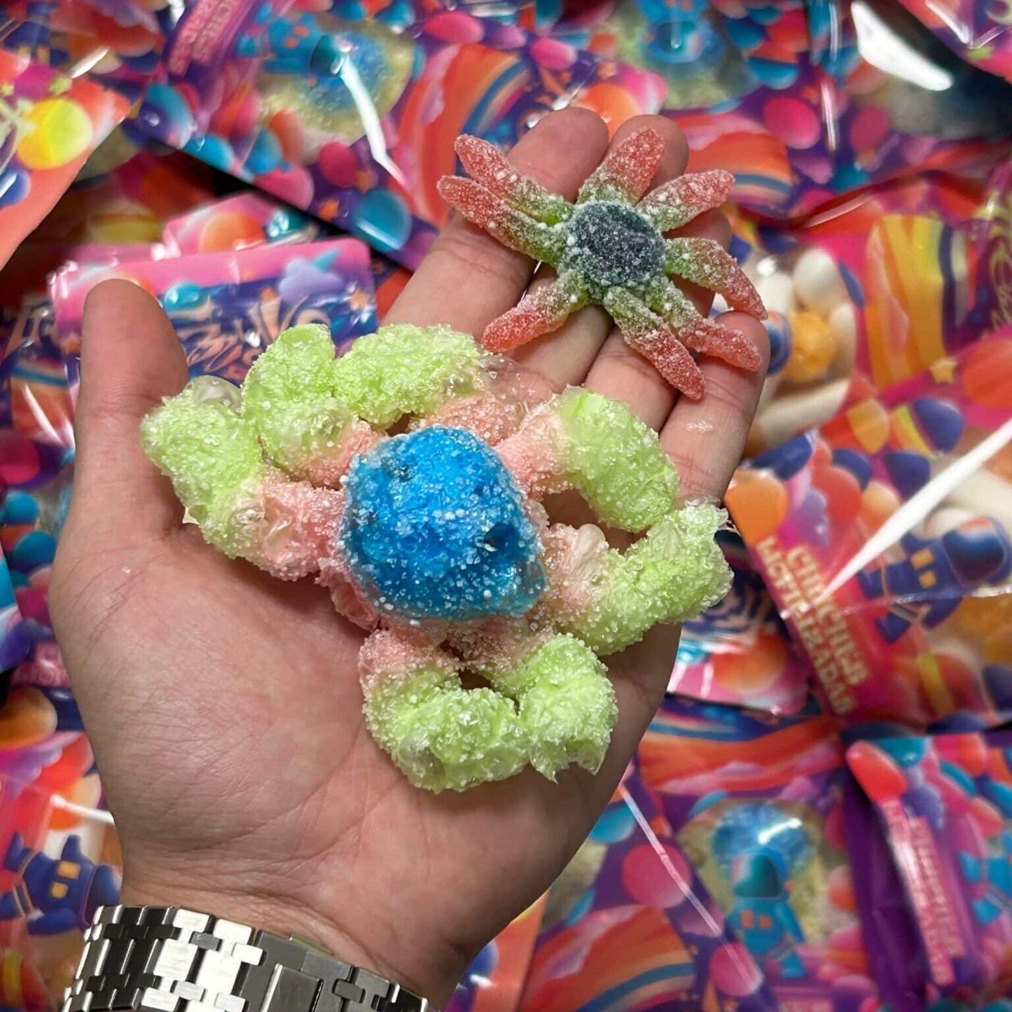 Pulpo liofilizado de Frezzyks en una mano junto a su tamaño original