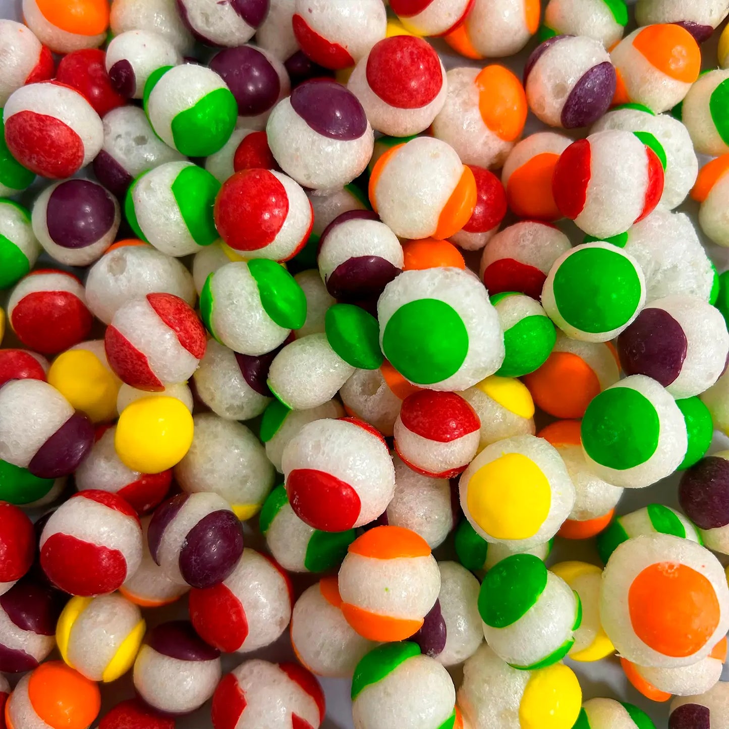 Skittles liofilizados de Frezzyks en primer plano